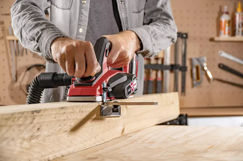 Маляр красит стену валиком